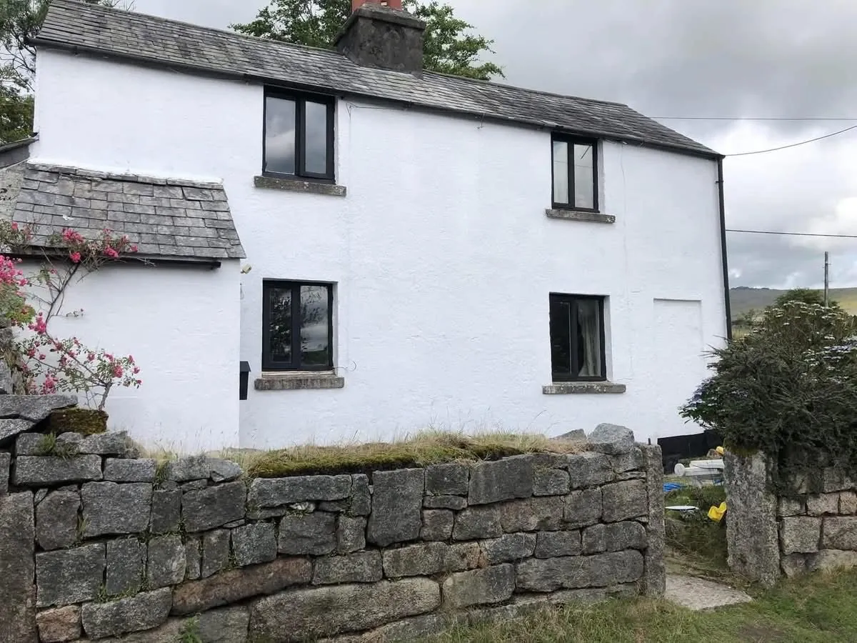 Render repair and exterior repaint of a cottage in Camborne